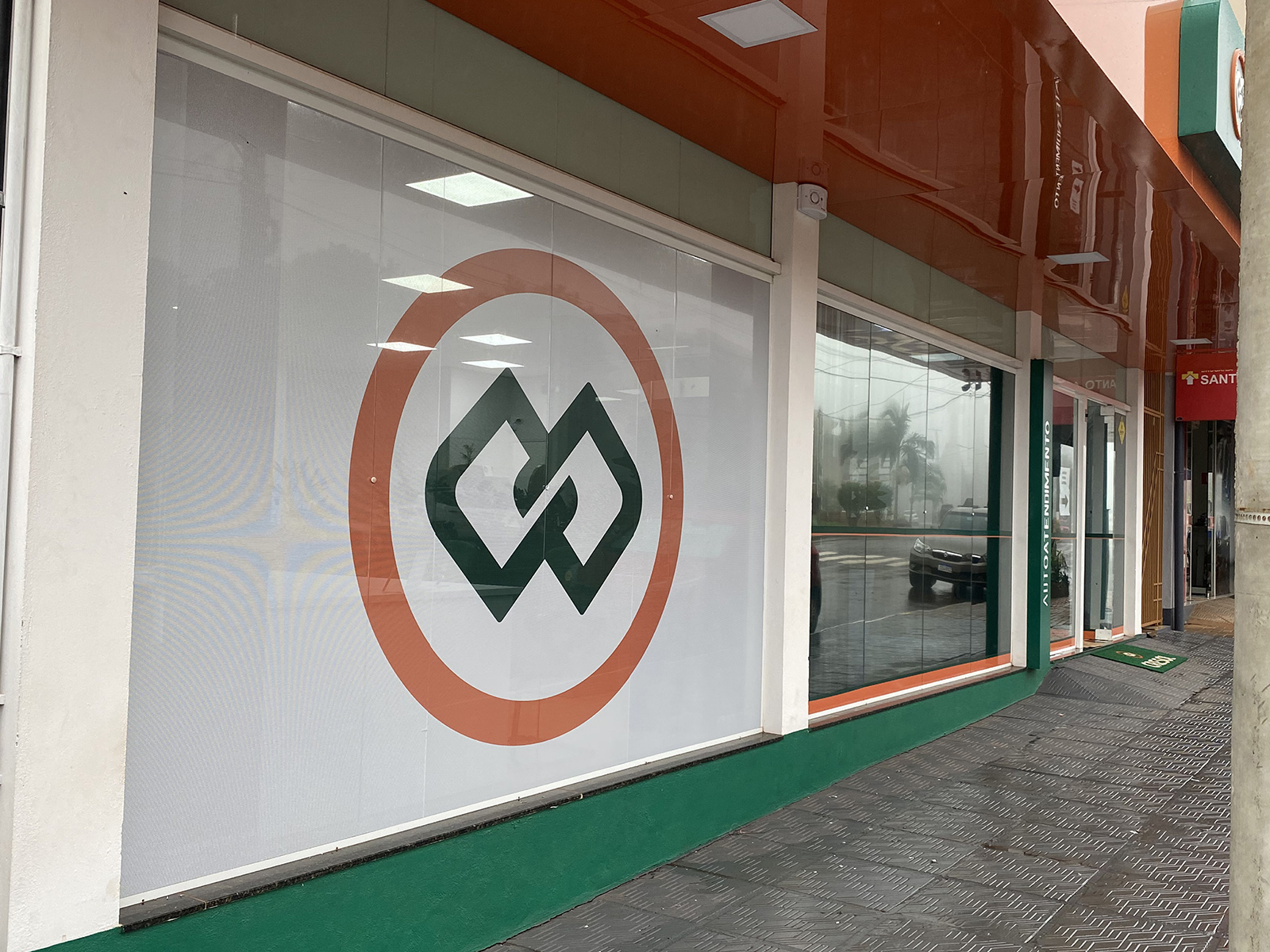 Vitrine adesivada com marca em grande formato