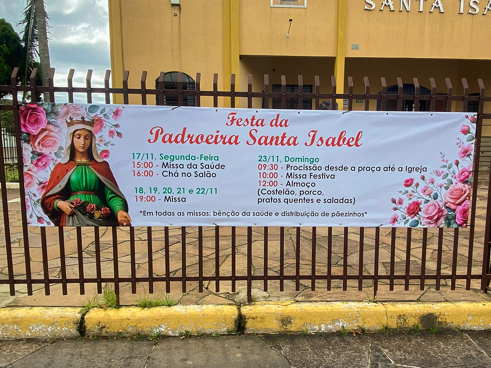 Banner de evento religioso fixado em grade externa