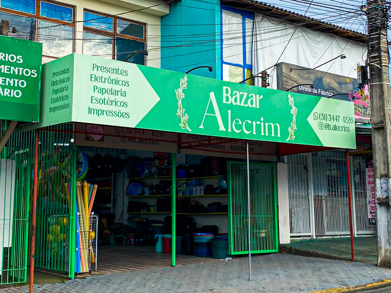 Fachada verde do Bazar Alecrim produzida pela VisuMais