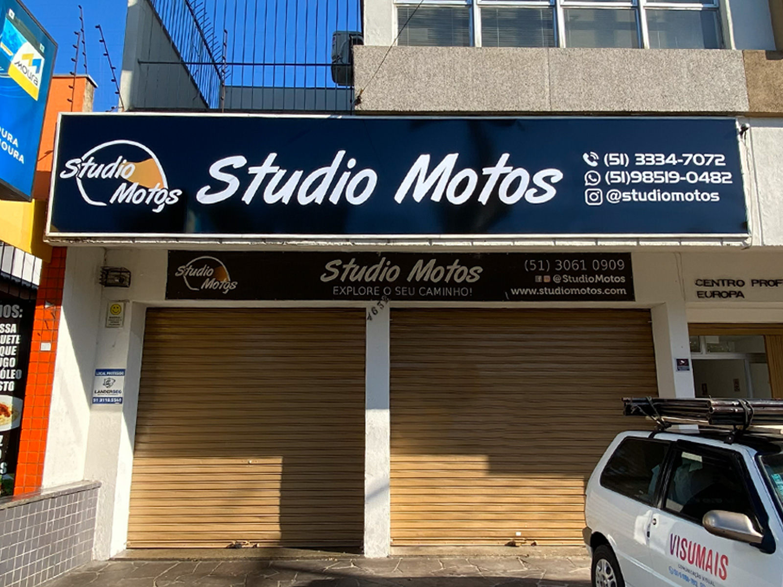 Fachada da Studio Motos com painel preto e letras brancas