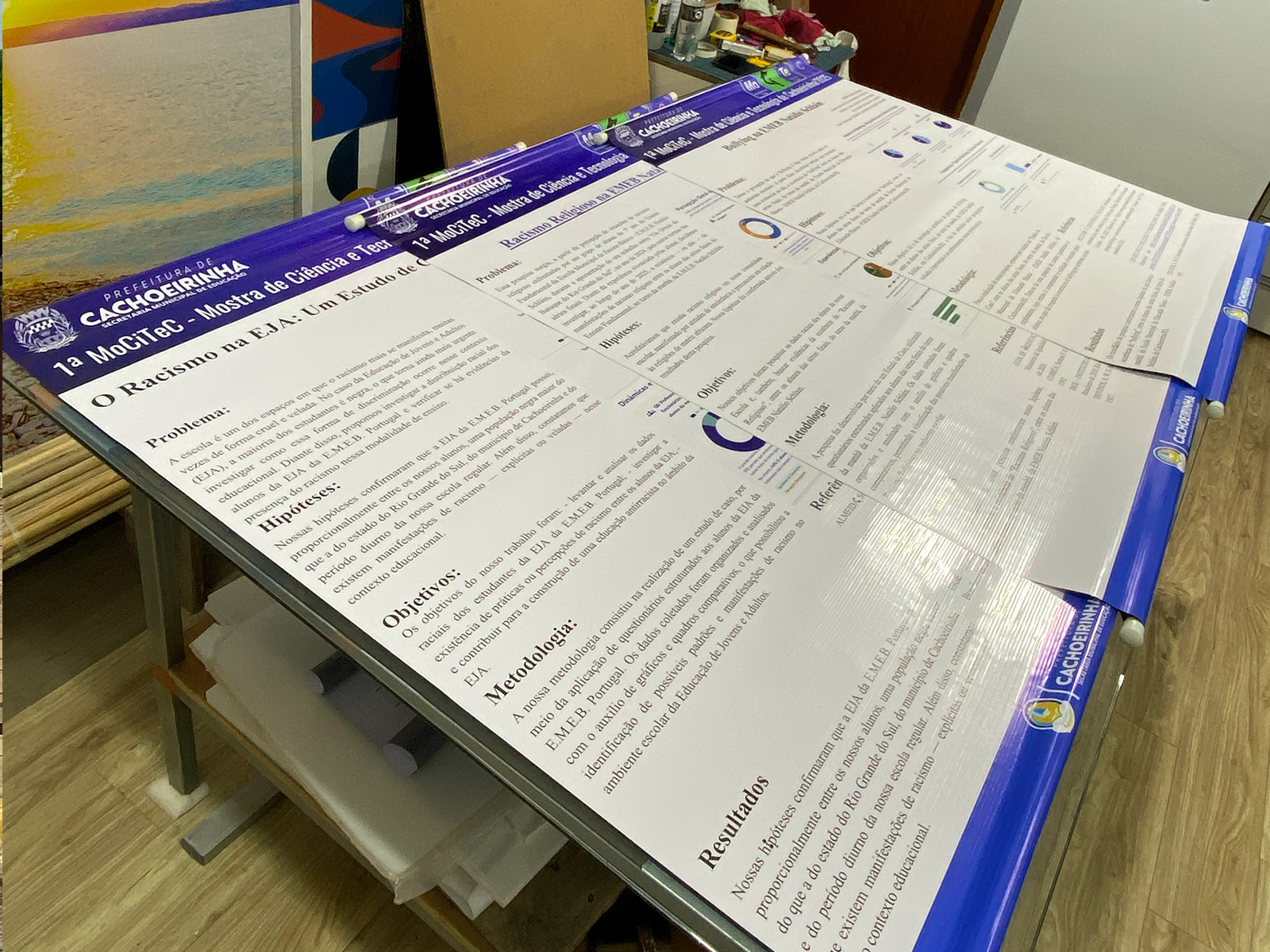 Painel cientifico impresso apoiado sobre uma mesa