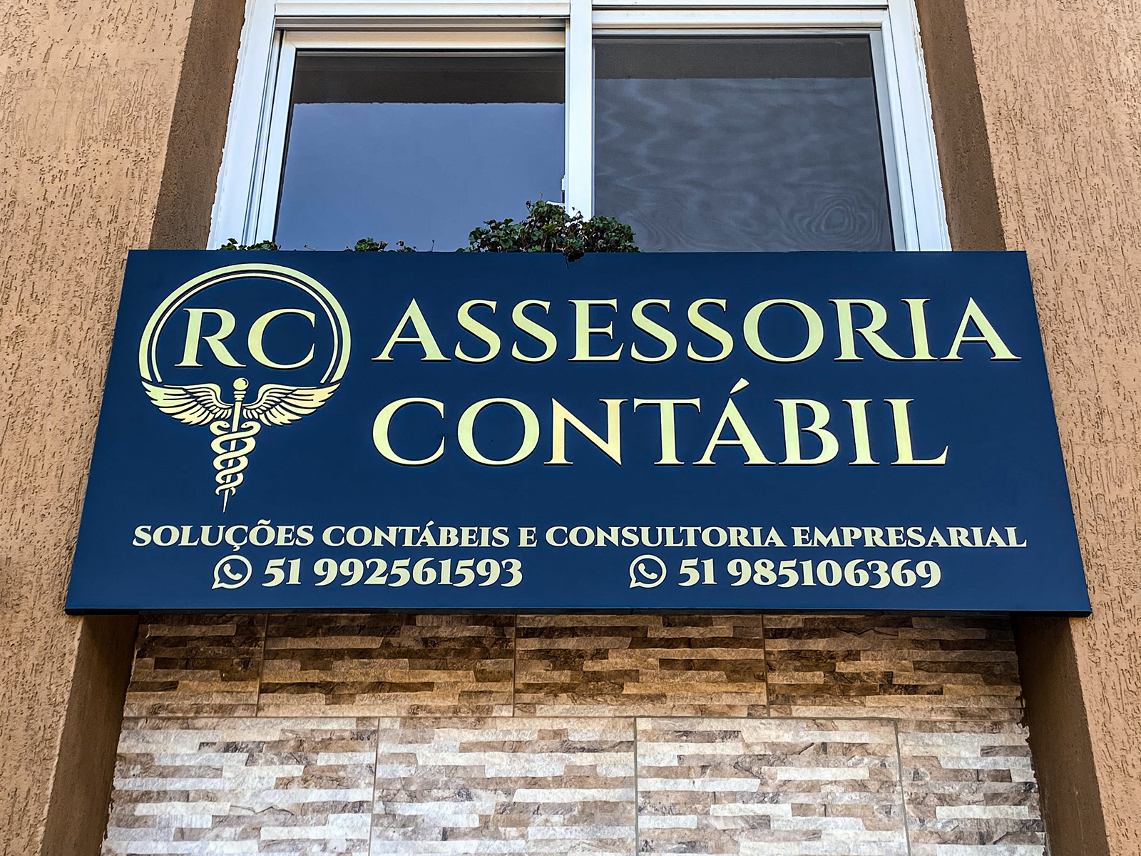 Placa azul da RC Assessoria Contabil instalada na fachada